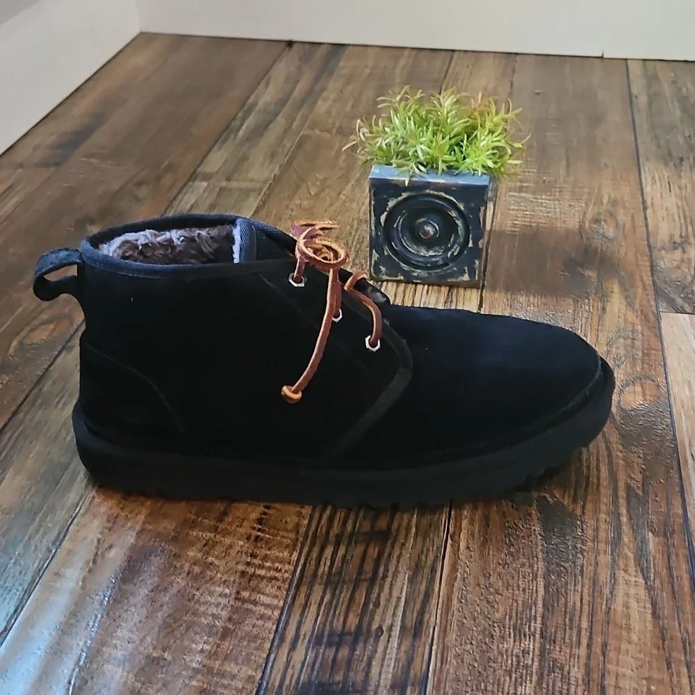 UGG Men's Black Chukka Suede‎ Leather Boots with Brown Laces. Size 10